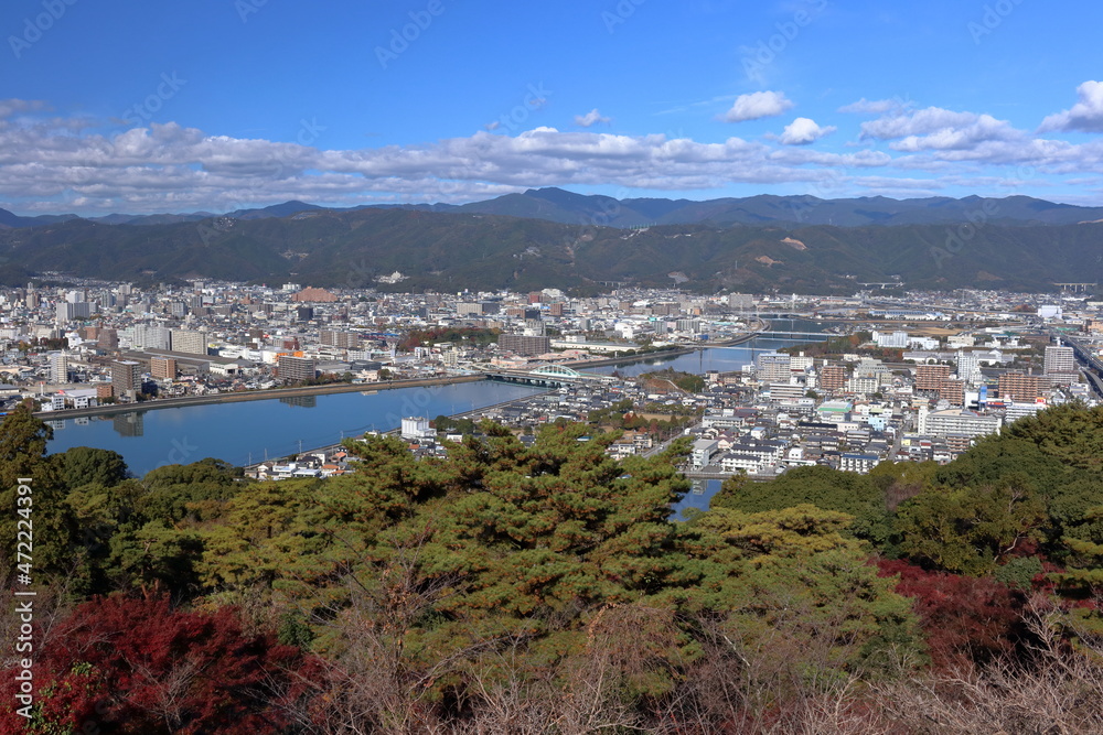 五台山展望台から工石山を望む　秋　（高知県　高知市街地）