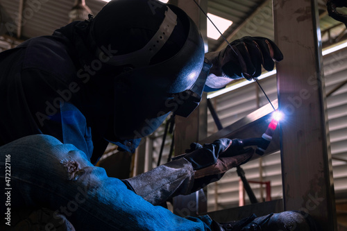Fotografi Welder is welding the steel in the factory