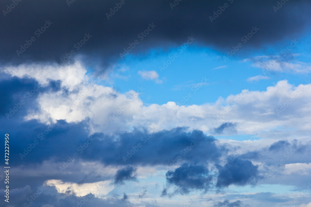 Obraz premium Dramatic light and dark clouds before a summer storm. Dangerous atmosphere concept background texture.