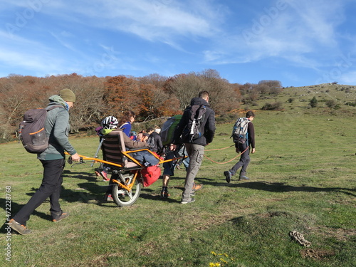 Randonnée solidaire handicap avec joelette chariot fauteuil handicapé pour randonner en montagne sur les sentiers en montagne et dans la forêt pour échanger et partager l&a nature pour tous.