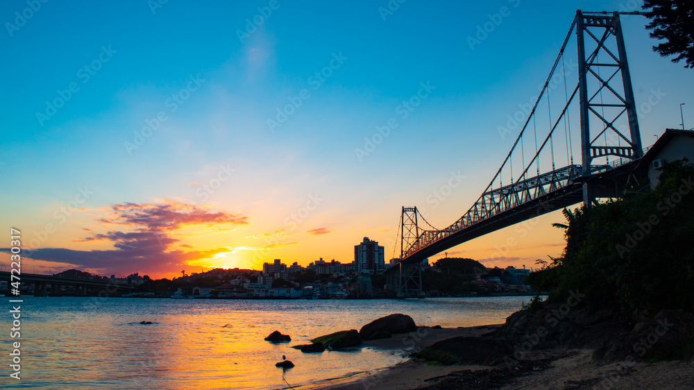 noite chegando na cidade de Florianópolis com a Ponte Hercílio Luz , Florianopolis, Santa Catarina, Brasil noite chegando na cidade de Florianópolis com a Ponte Hercílio Luz , Florianopolis, Santa Catarina, Brasil