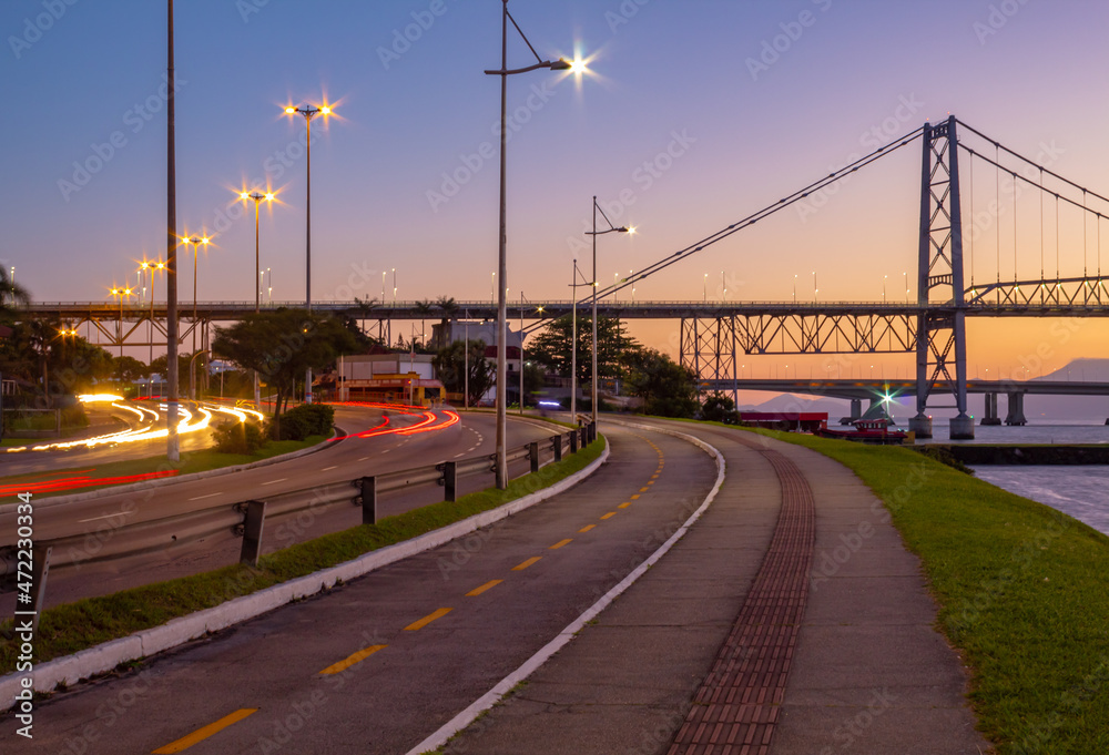 anoitecer em Florianópolis  com as luzes do trafego de carros e a Ponte Hercílio Luz , Florianopolis, Santa Catarina, Brasil 