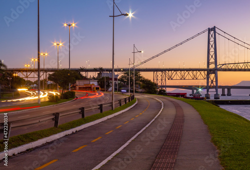 anoitecer em Florianópolis  com as luzes do trafego de carros e a Ponte Hercílio Luz , Florianopolis, Santa Catarina, Brasil 