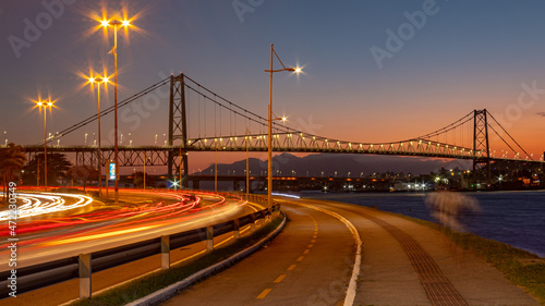 Florianópolis anoitecendo com a vista da avenida Beira-Mar Norte com as luzes do trafego de carros  e a Ponte Hercílio Luz , Florianopolis, Santa Catarina, Brasil 