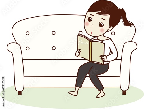 ソファーで本を読む悲しい顔の若い女性。