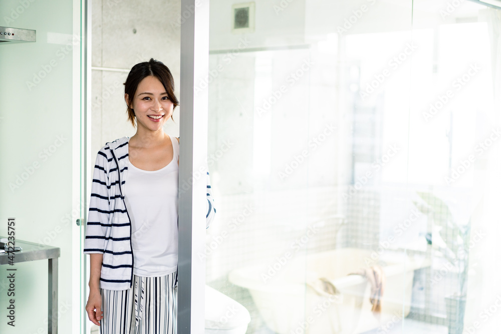 一人暮らしをする若い女性 一人暮らしをする若い女性