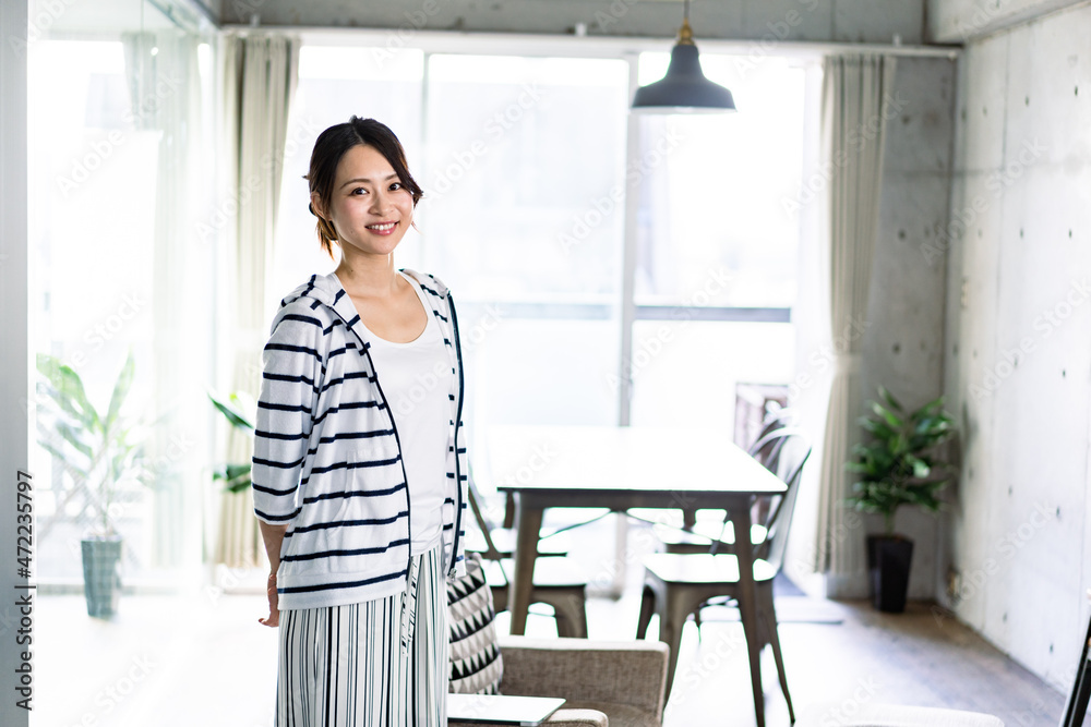 一人暮らしをする若い女性 一人暮らしをする若い女性