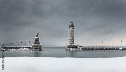 Hafen der Stadt Lindau im Bodensee im Winter mit Schnee