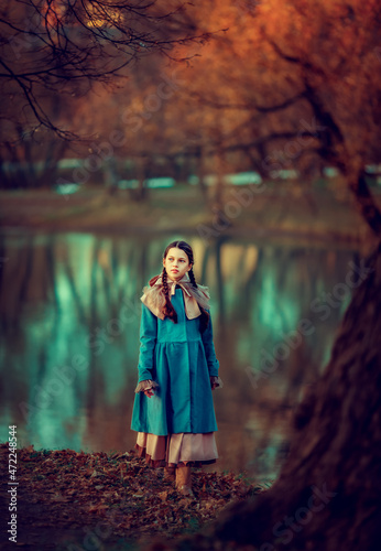 Obraz na płótnie Girl in the autumn park near lake w salonie