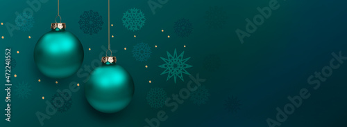 Glänzende  Weihnachtskugel am Band auf türkis-blauem Hintergrund