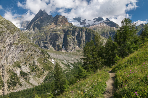 Foto On the trail to the Rifugio Bonatti