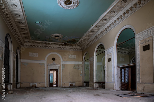 Canvas Print Beautiful interior of an old abandoned palace