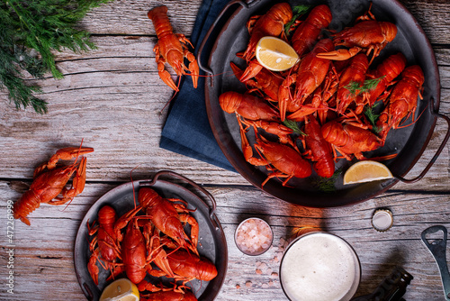 Φωτογραφία boiled crayfish with beer on a wooden background