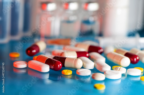 kolorowe tabletki, medykamenty, lekarstwa photo