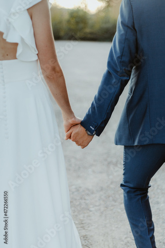 Couple de mariés mains dans la main