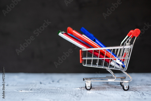 Obraz na plátně carrito de compras con bolografos