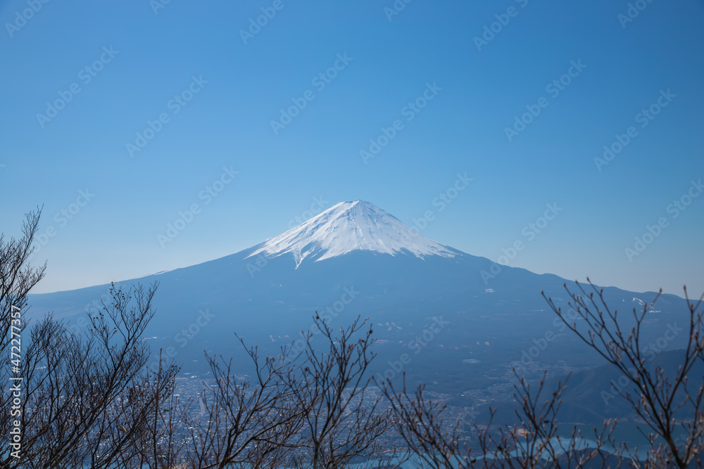 Fototapeta premium 山梨県 黒岳山頂から望む青空と富士山
