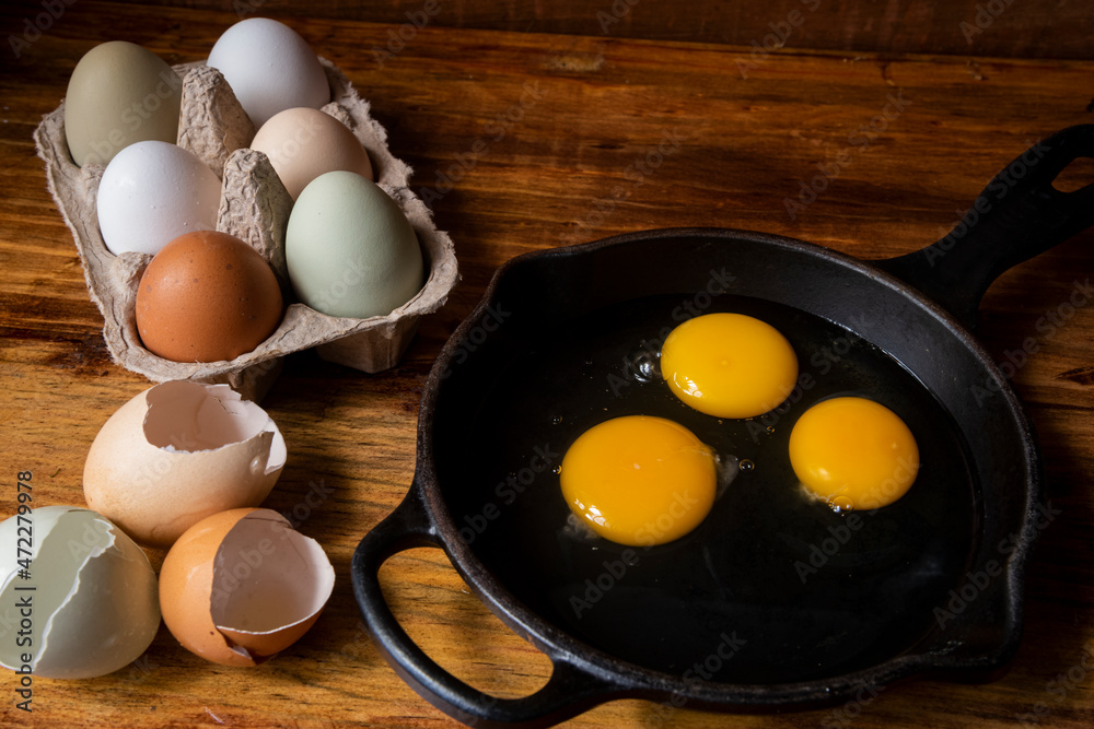 Huevos orgánicos desayuno saludable libre pastoreo proteína yema cruda cascarón ingredientes omelette sartén