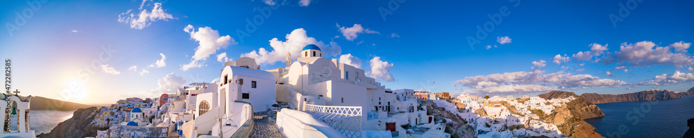 Fototapeta premium White houses in the town of Oia on the island of Santorini, panorama