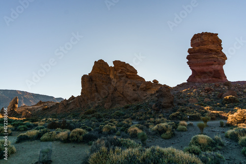 Beginn des Sonnenuntergangs im Teide Nationalpark auf Teneriffa. Die Sonne ist hinter einem Felsen