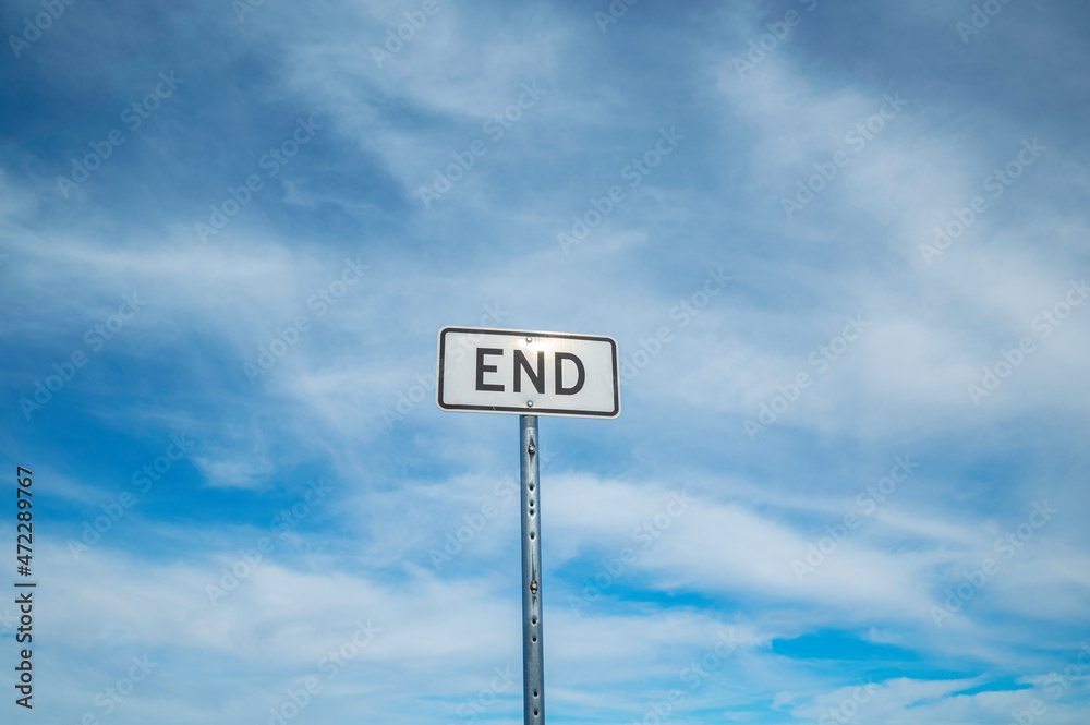 A sign with the word End