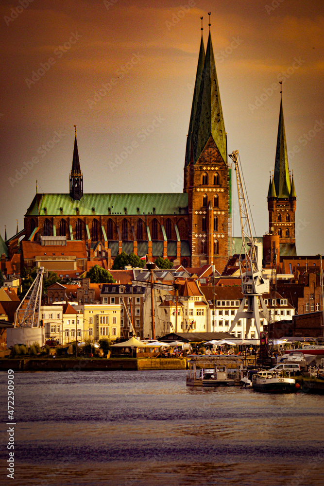 Obraz premium lübeck kirche hafen skyline