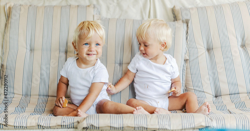 Fotografía Babies eating cookies and playing around