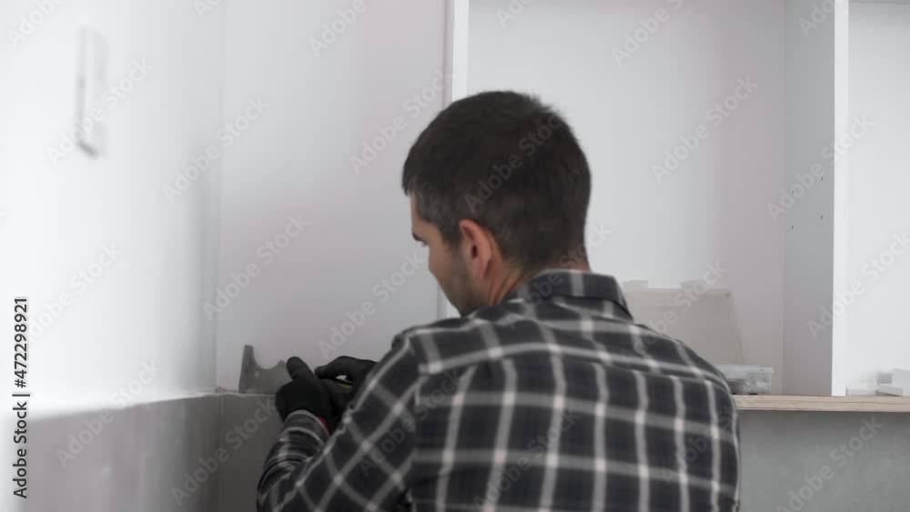 The carpenter is plastering the edges of the wall The carpenter is plastering the edges of the wall