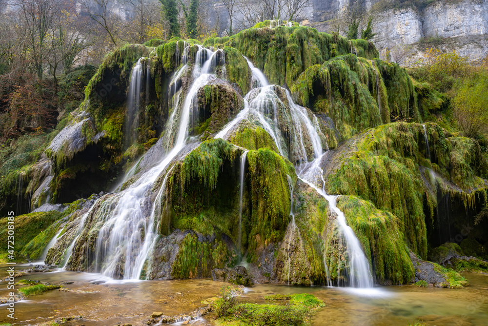 Cascade des tufs de Baume les Messieurs dans le Jura Cascade des tufs de Baume les Messieurs dans le Jura