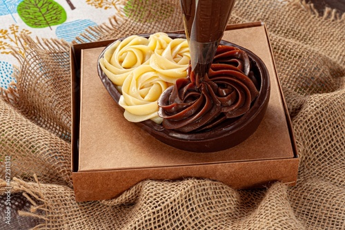 Óvos de Colher recheados de chocolate com cobertura. Páscoa doce photo