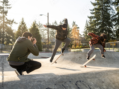 Fotografie Young Indigenous male photographer, non-binary skater and father outdoors