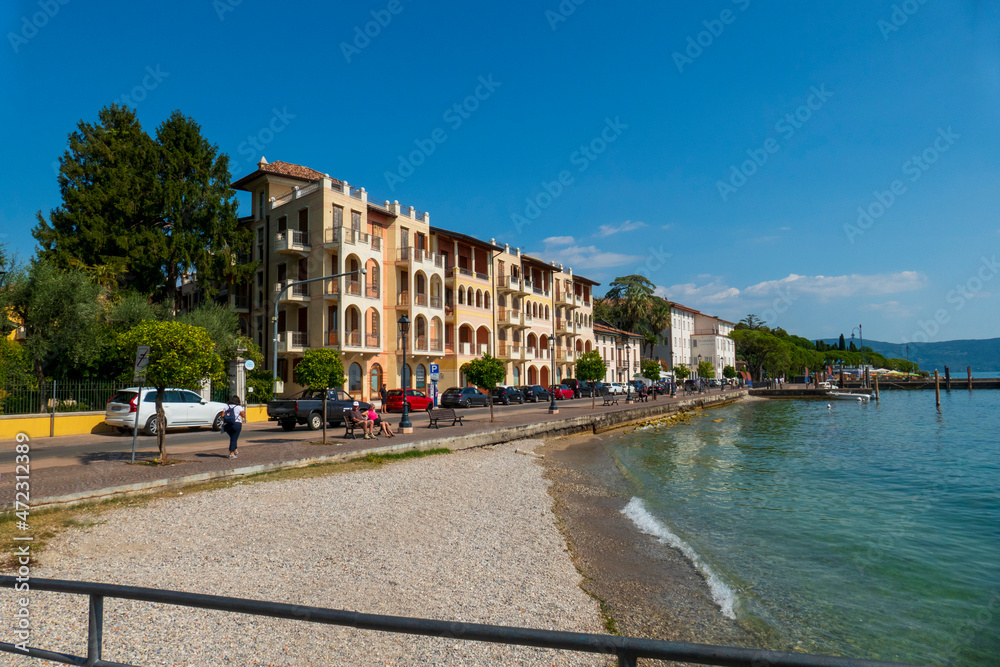 Bunte Häuser an der Ufer Promenade in Maderno am  Gardasee