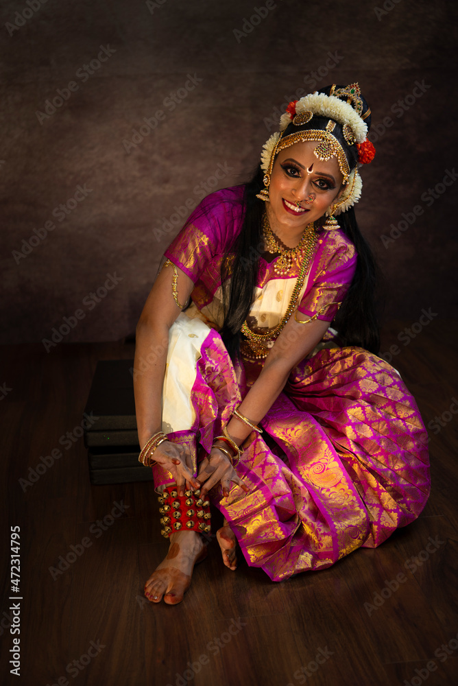 Bharatanatyam dancer putting on her khungru 