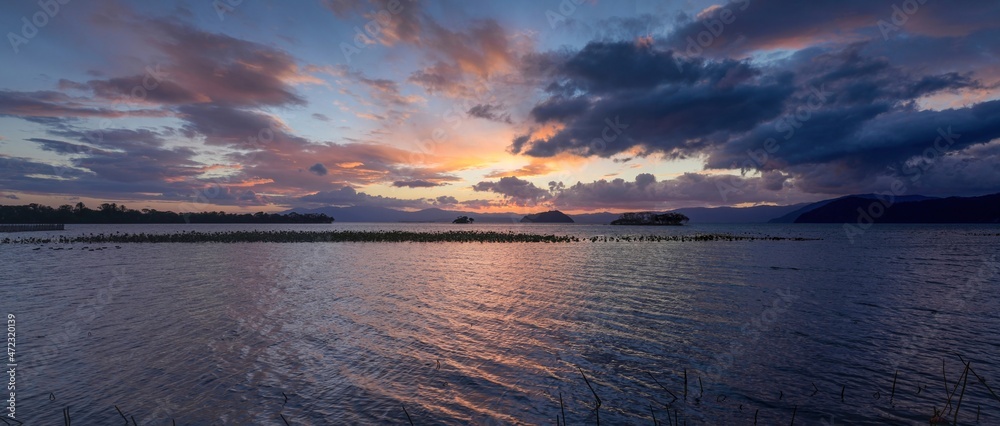 琵琶湖に沈む幻想的な夕日のパノラマ情景＠滋賀