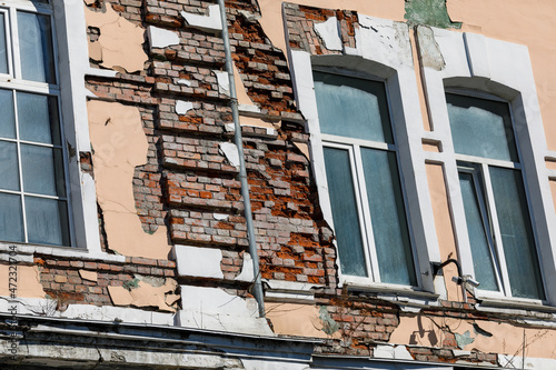 Destruction of a historic building. The crumbling facade of an old building. Bad attitude towards historical buildings.