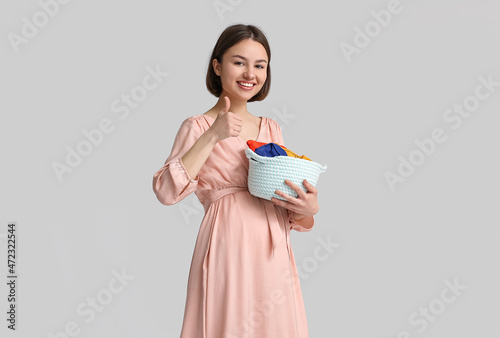 Young pregnant woman holdin...