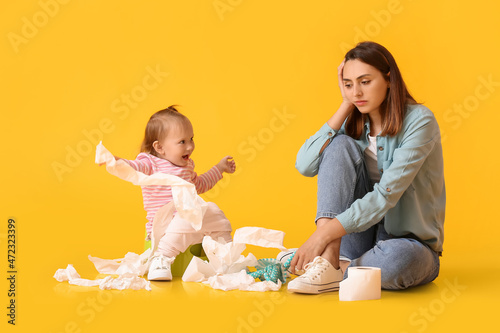 Mother potty training her l...