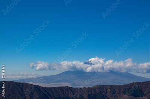 大涌谷から見る雲がかかった富士山