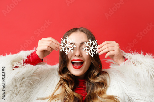 Fashionable woman holding s...