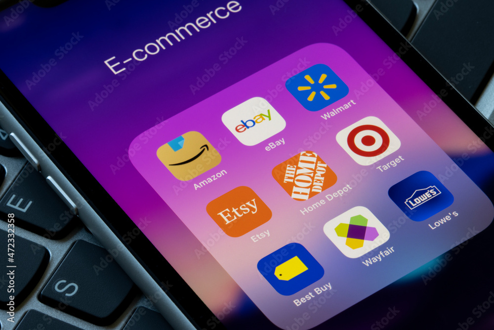 Foto Stock Portland, OR, USA - Nov 30, 2021: Assorted retail e-commerce  apps are seen on an iPhone, including Amazon, eBay, Walmart, Etsy, the Home  Depot, Target, Best Buy, Wayfair, and Lowe's.