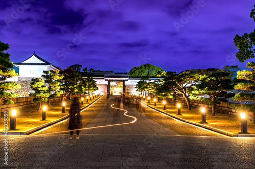 大阪城大手門の夕景と光跡