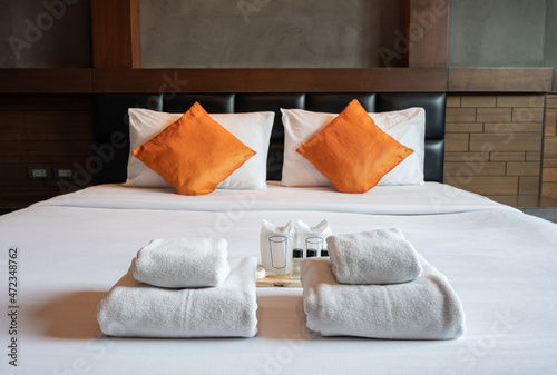Foto Set of hotel amenities (such as towels, shampoo, soap etc