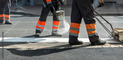 Canvas Print Men work on the road.