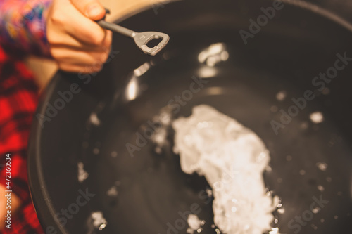 Pouring wax through the keyhole
