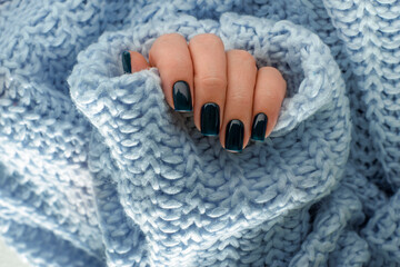Leinwandbilder Nagelstudio Schwarz-blaues Nageldesign Nahaufnahme  © Юлия Усикова