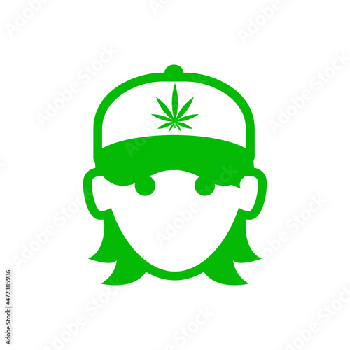 Cannabis shop. Logotipo con silueta de cara de chica con gorra de béisbol con hoja de marihuana estampado en color verde