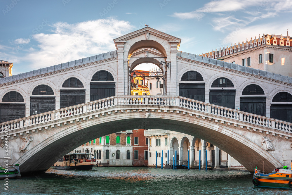Ponte di Rialto (Rialto Bridge) in Venezia, Veneto, Italy.