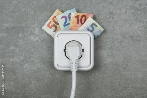 Slika na platnu steigende Energiepreise, Steckdose mit Geldscheinen