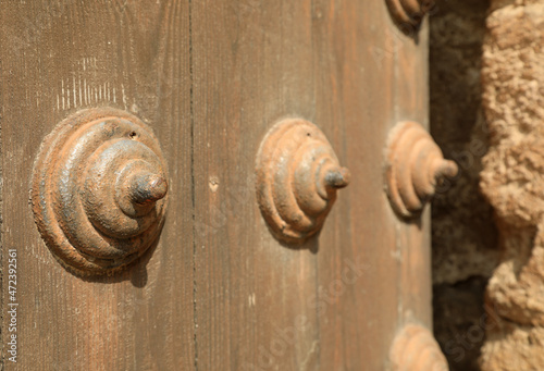 alcazaba almeria puerta de madera con herraje metálico antiguo clavos 4M0A5229-as21