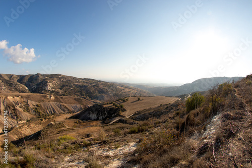 Panorama Blick aus den Bergen in Zypern ins Tal. 